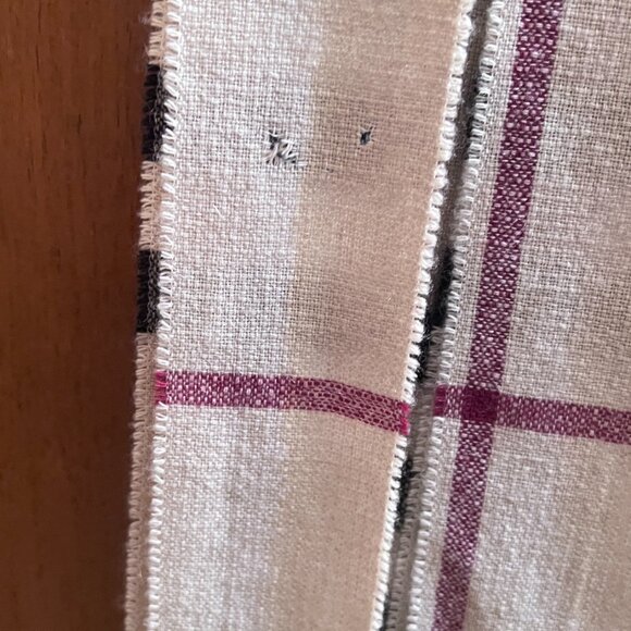 Elegant Burberry Check 100% Cashmere Scarf – Timeless Style - Picture 13 of 13